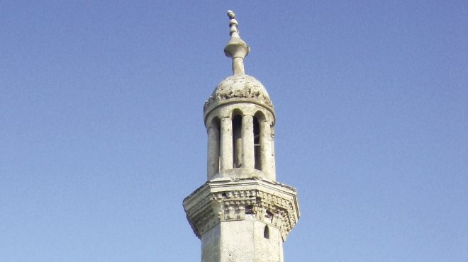 شخص يهدد بالانتحار بإلقاء نفسه من