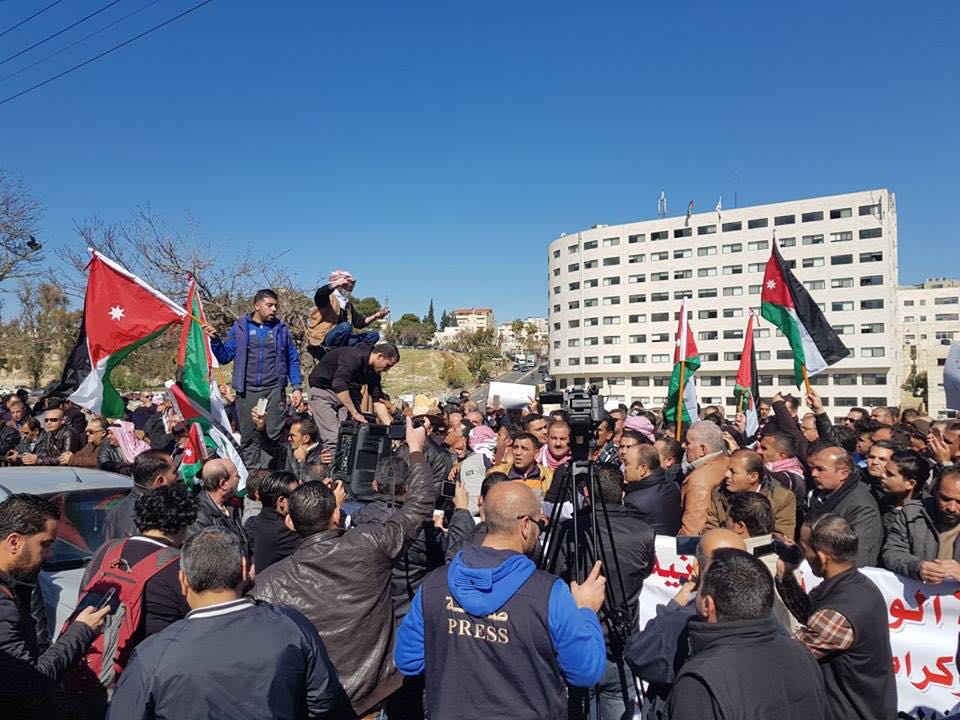 وقفة احتجاجية أمام مجلس النواب تطالب