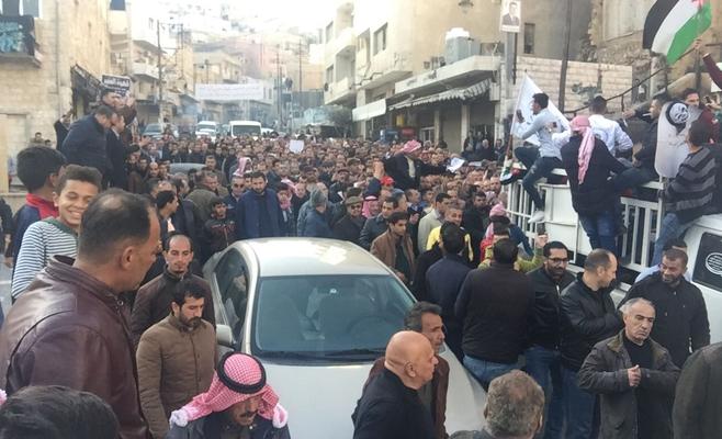 مسيرة حاشدة في السلط احتجاجا على