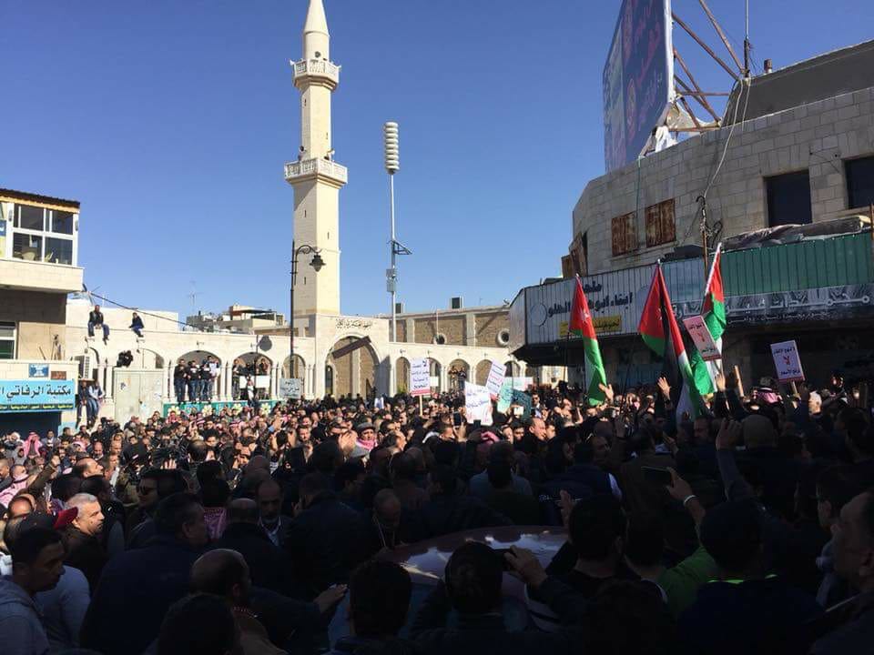 كركيون يطالبون برحيل حكومة الملقي (صور)