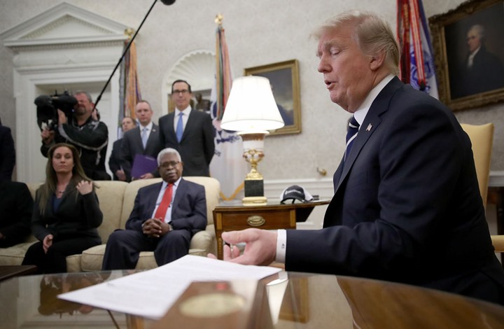 ترامب يرفع السرية عن مذكرة تنتقد