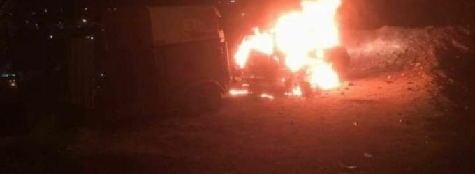 فلسطينيون يصيبون مستوطنا ويحرقون مركبته وأجهزة