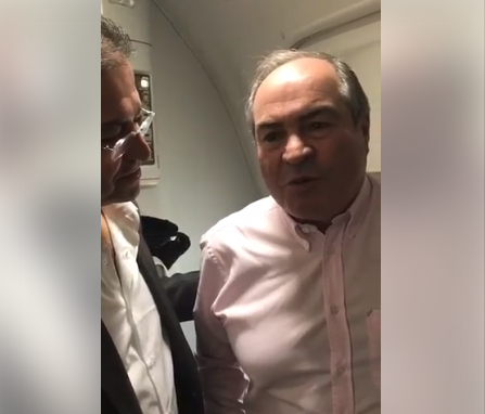 الملقي على متن الطائرة قبيل توجهه