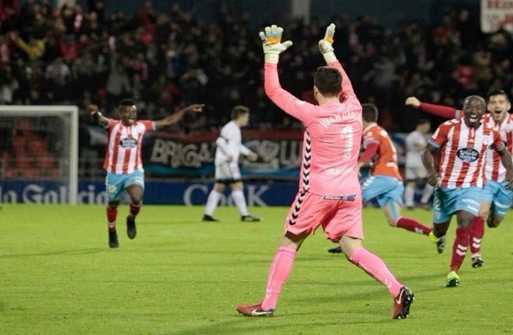 شاهد.. حارس يسجل هدفا خرافيا من