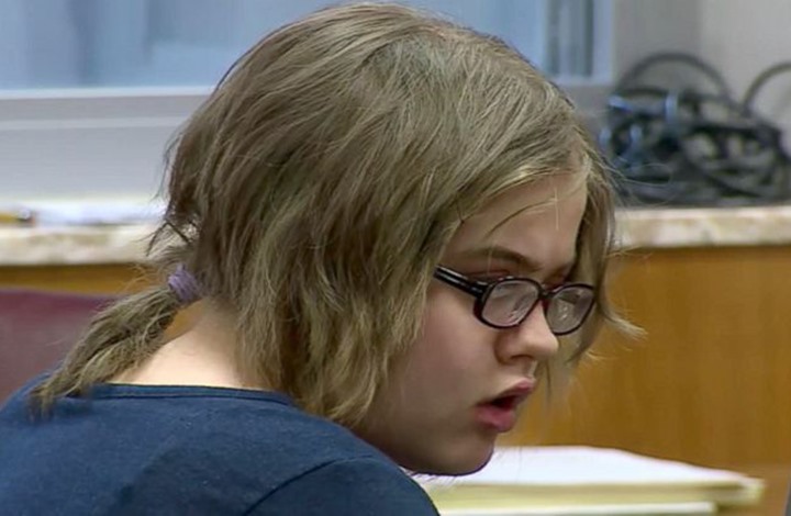 السجن 40 عاما لفتاة طعنت زميلتها