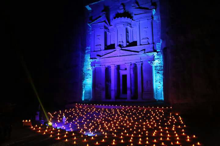 إضاءة خزنة البترا باللونين الازرق والبرتقالي