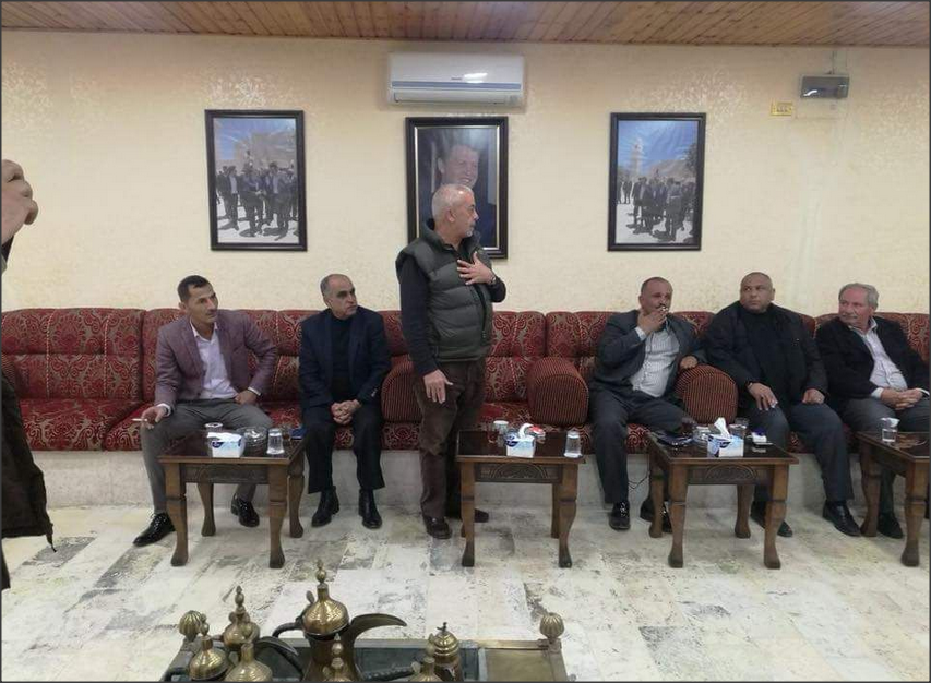 المزارعون في ديوان الحياري لمطالبته بالعدول