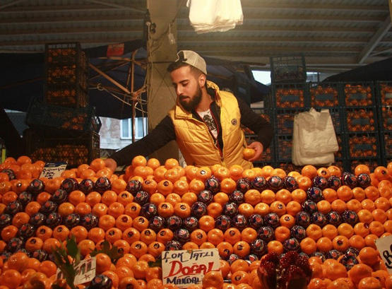 من بائع برتقال الى مطرب تركي