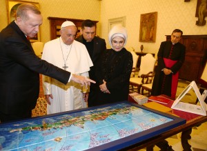 أردوغان يهدي بابا الفاتيكان صورة مكونة