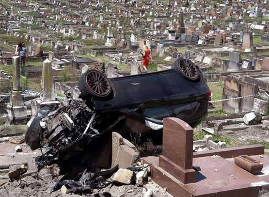 اقتحم المقبرة بمركبته .. وخرج حيا