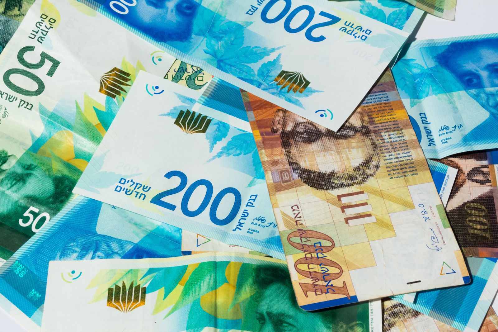 الحكومة الفلسطينية تدرس وقف التعامل بالشيكل