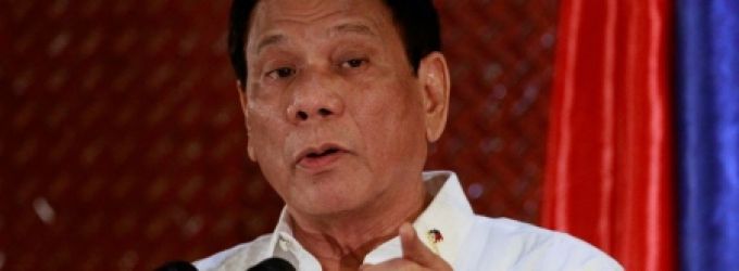 الرئيس الفلبيني يشارك في تحطيم السيارات