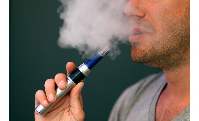 بريطانيا تدعو لاعتماد السجائر الإلكترونية كعلاج