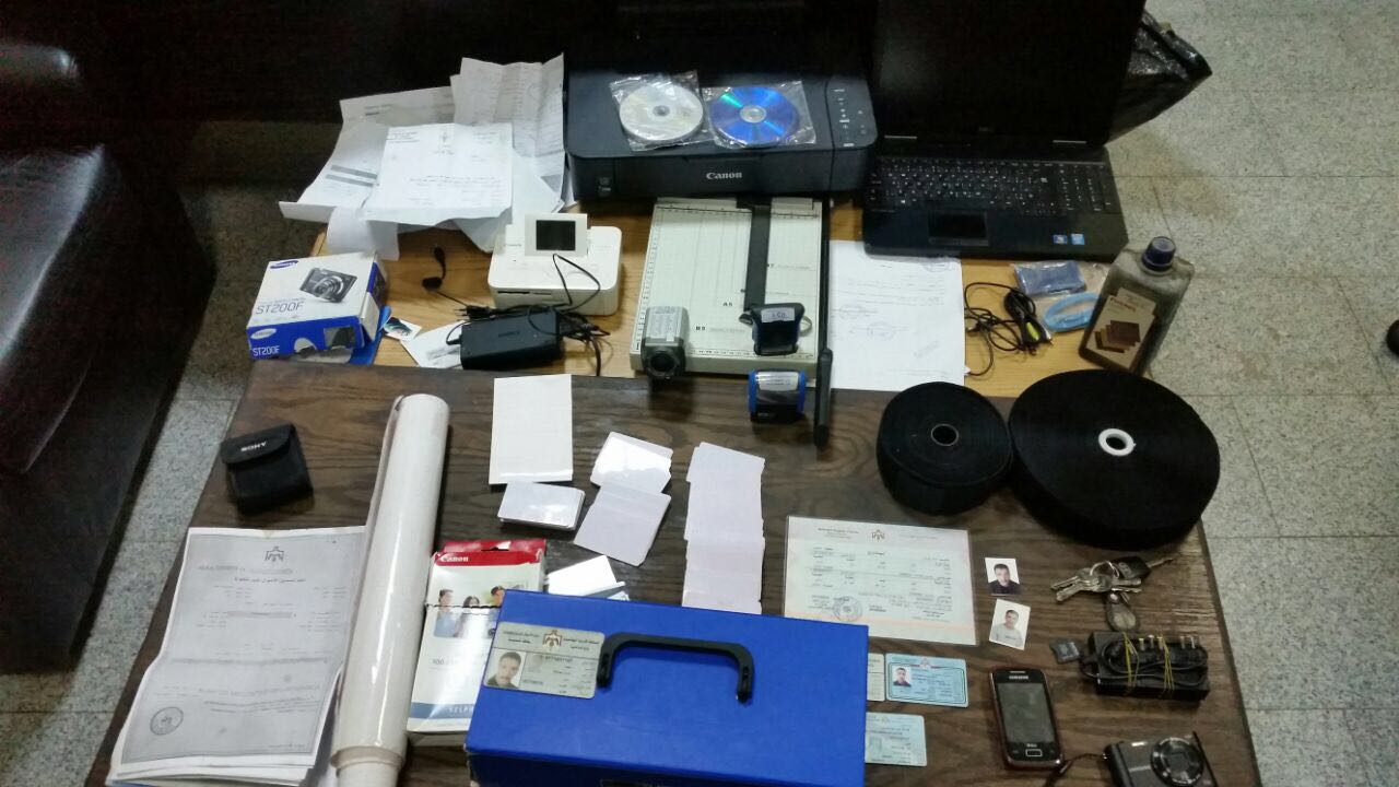 القبض على مطلوب يمتهن ’تزييف الوثائق