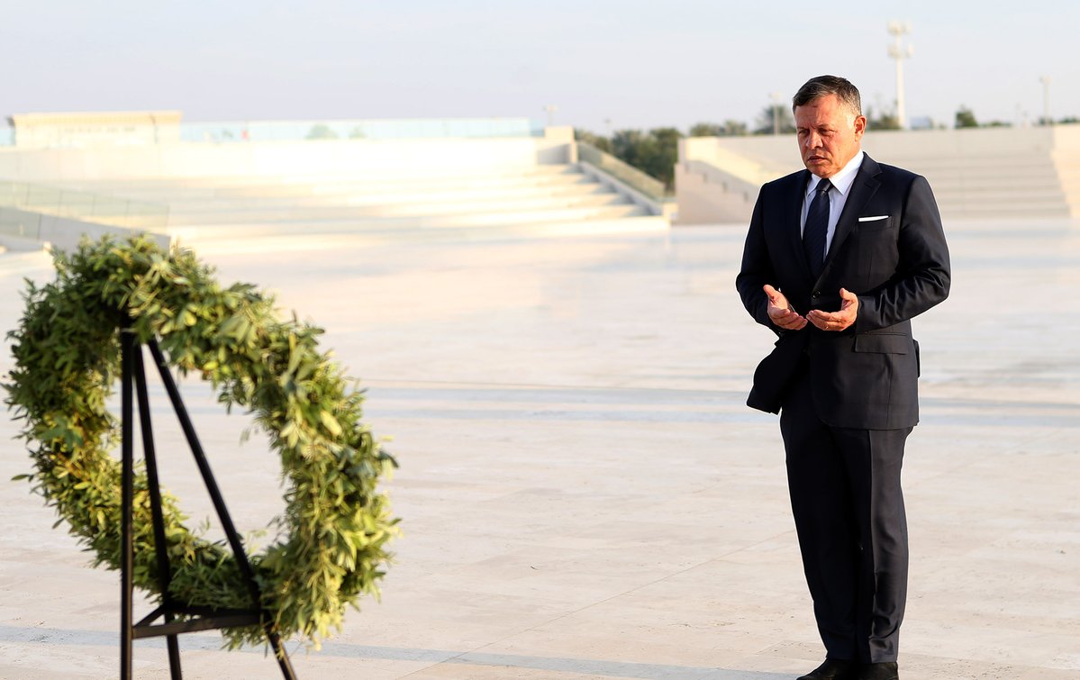 الملك يزور واحة الكرامة ويضع إكليلا