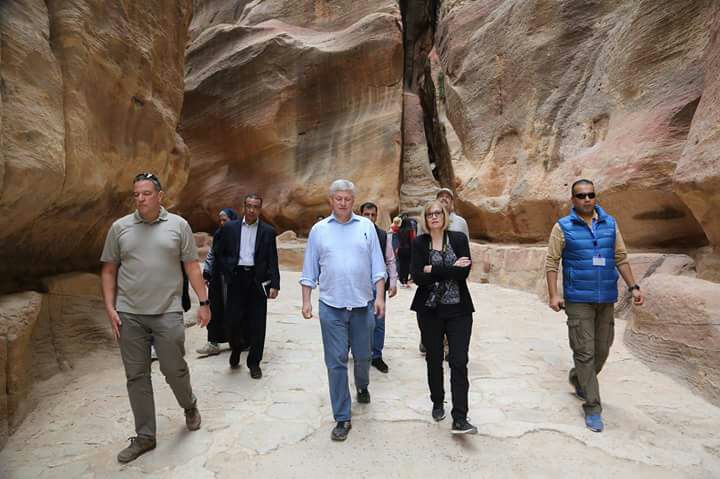 رئيس الوزراء الكندي السابق يزور البترا