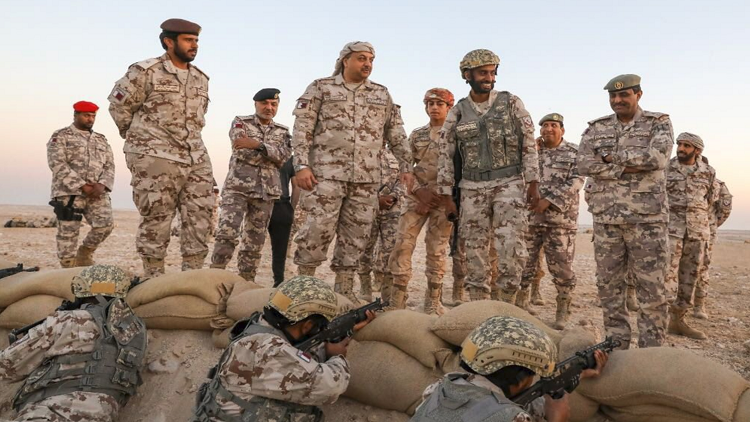 شاهد.. وزير الدفاع القطري بالزي العسكري