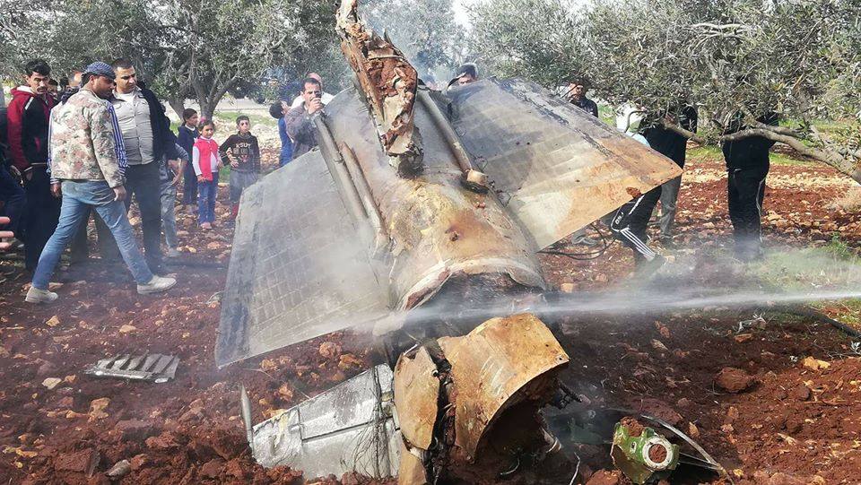 ناشطون يتداولون صورا وفيديو لحطام عسكري