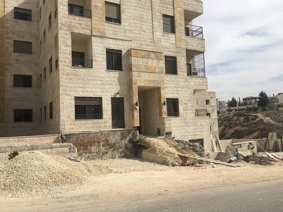 اخلاء عمارتين في طبربور اثر انهيار