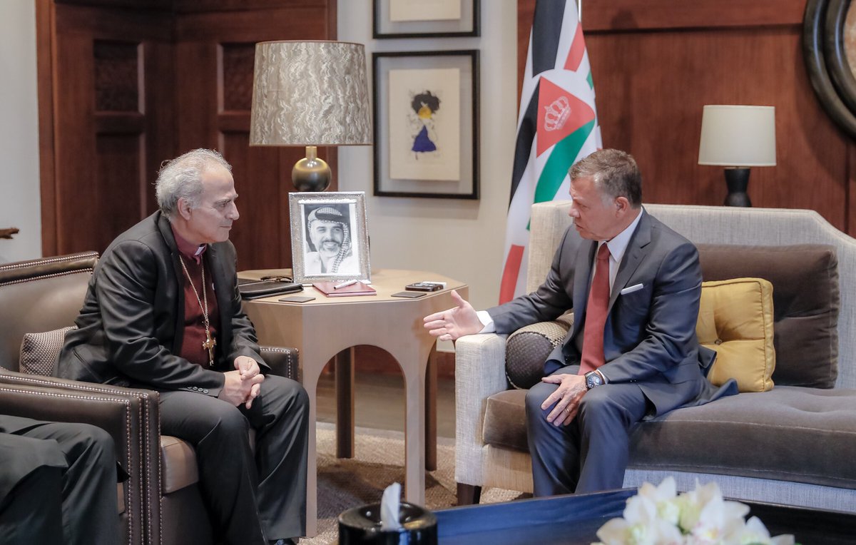 الملك يستقبل المطران سني إبراهيم عازر