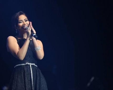 شاهد.. شيرين تركل رجل أمن في