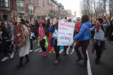 (شاهدوا) مسيرة نسائية مناهضة لترامب تغلق