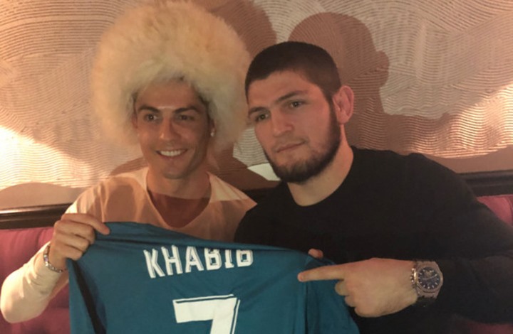 رونالدو يلتقي بصديقه القديم ويتحدث بالعربية