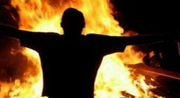 ثلاثيني يشعل النار بنفسه بسكب مادة