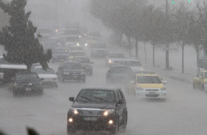 الأمطار تعم معظم مناطق المملكة.. وطقس