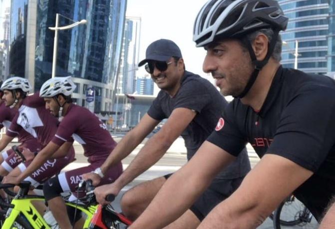 شاهد: أمير قطر على دراجة هوائية