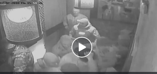 بالفيديو.. .اعتقال رئيس دولة سابق بطريقة