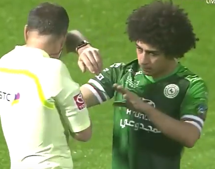 شاهد.. لاعب مصري بالسعودية يرمي زجاجة