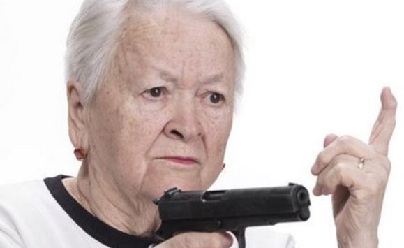 عجوز تطلق النار على الأطفال بسبب