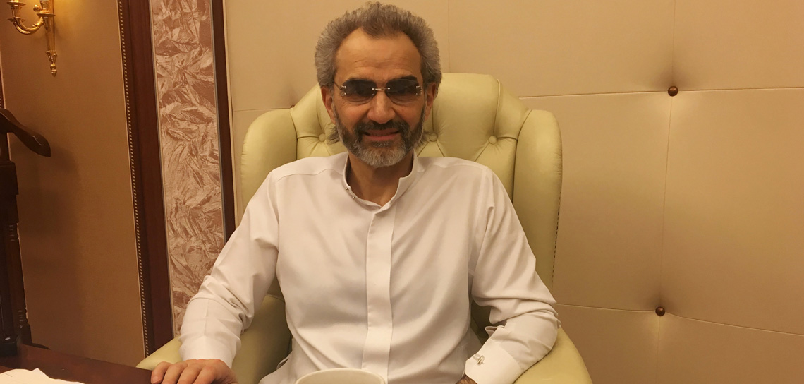 الوليد بن طلال يتابع مباراة الهلال