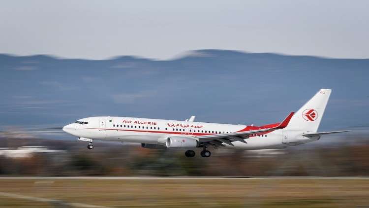 طائرة جزائرية تقلع من فرنسا تاركة