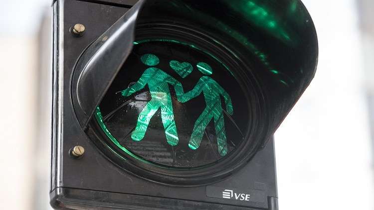 إشارات المرور تحتفل بعيد العشاق على