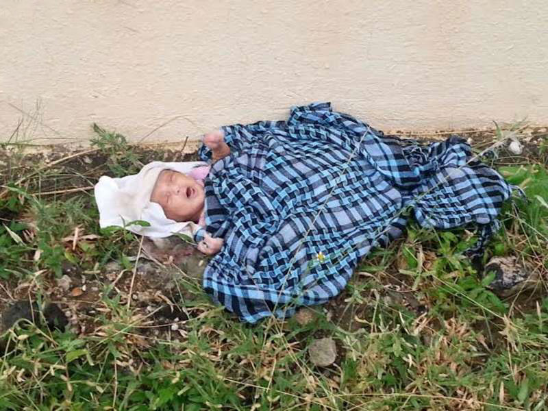 عامل وطن يعثر على طفل حديث