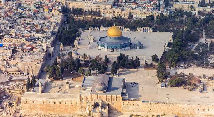 لأول مرة.. وزير عماني يزور المسجد