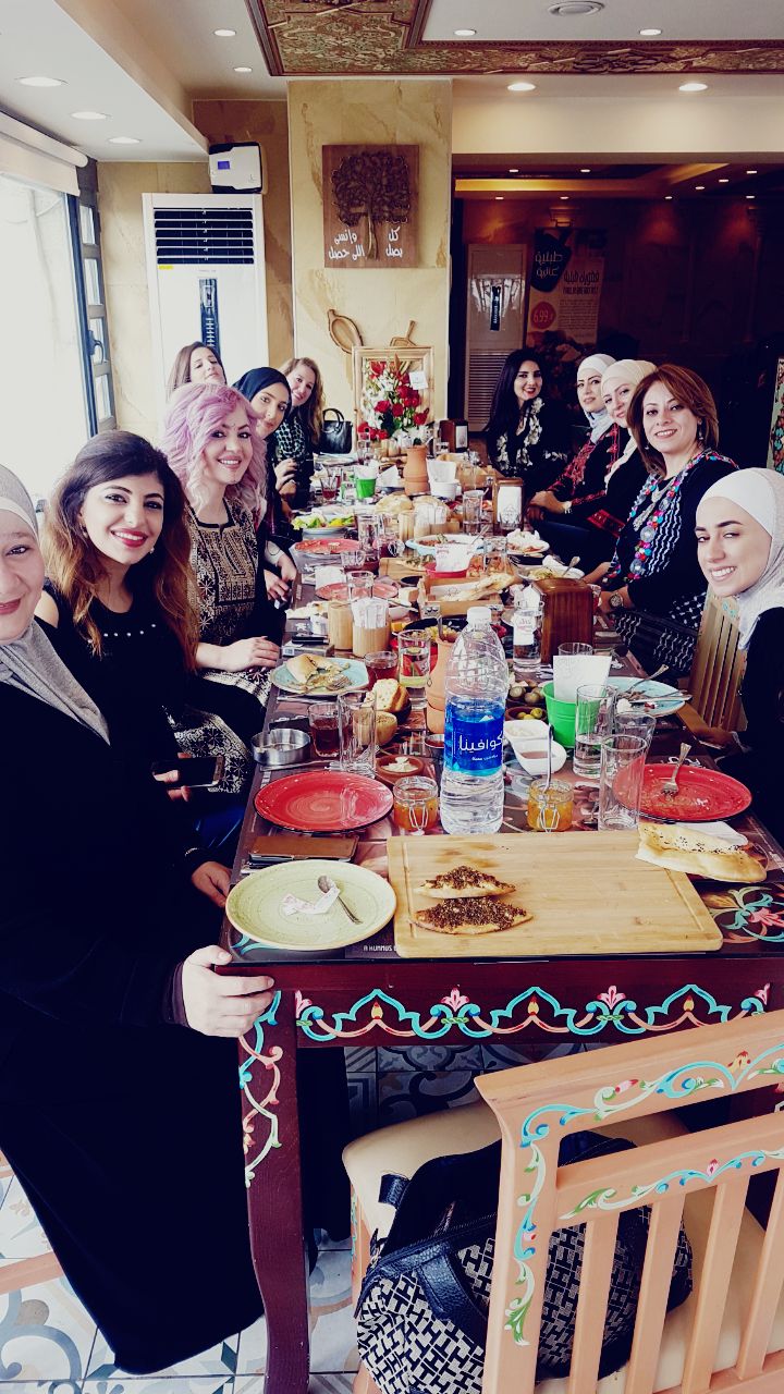 افطار صباحي لسيدات اخترن ’طبيلة‘ لتناول