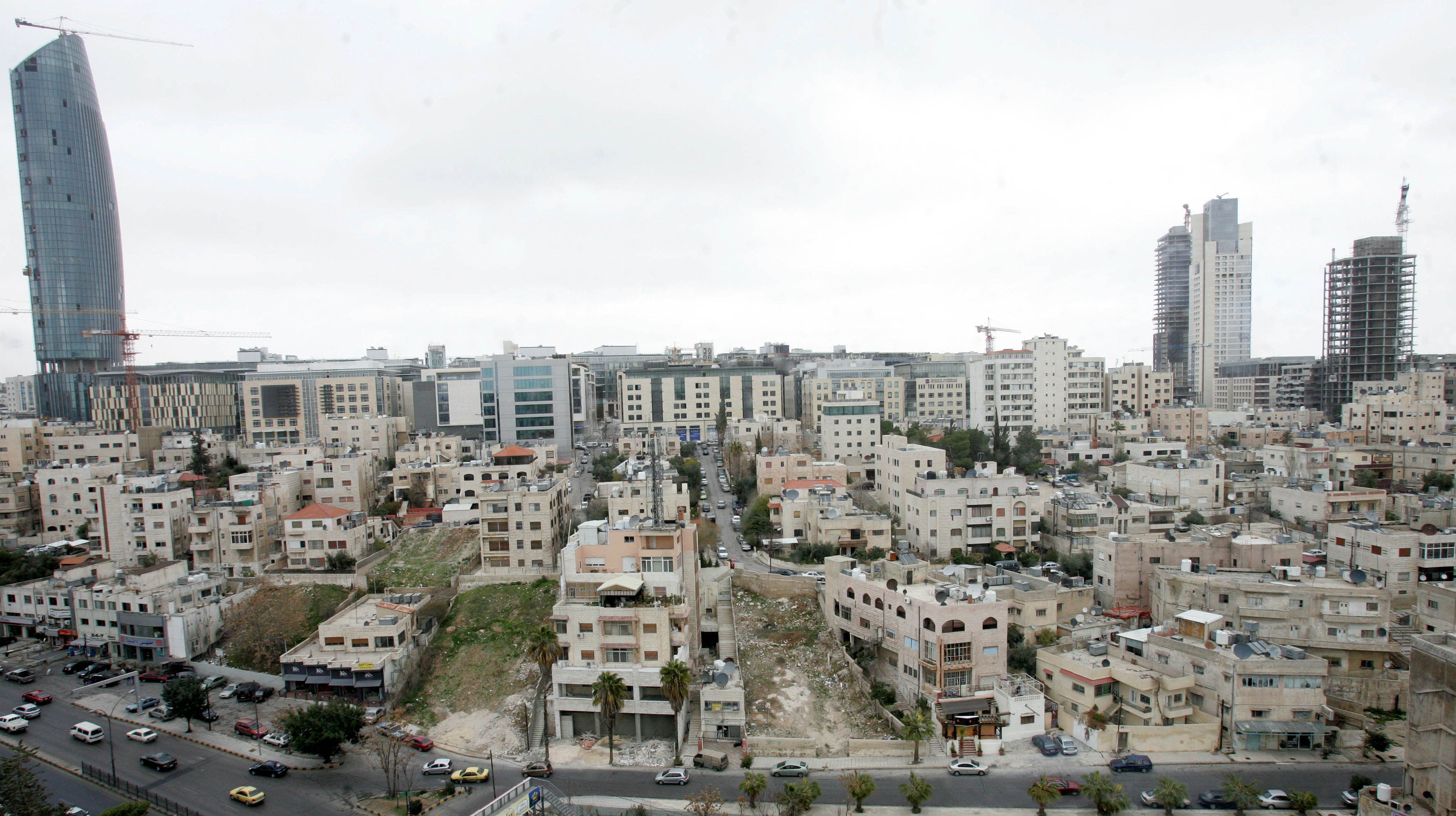 الأمانة تواصل العمل بإنشاء مواقف العبدلي