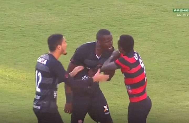 طرد 9 لاعبين في مباراة تحولت