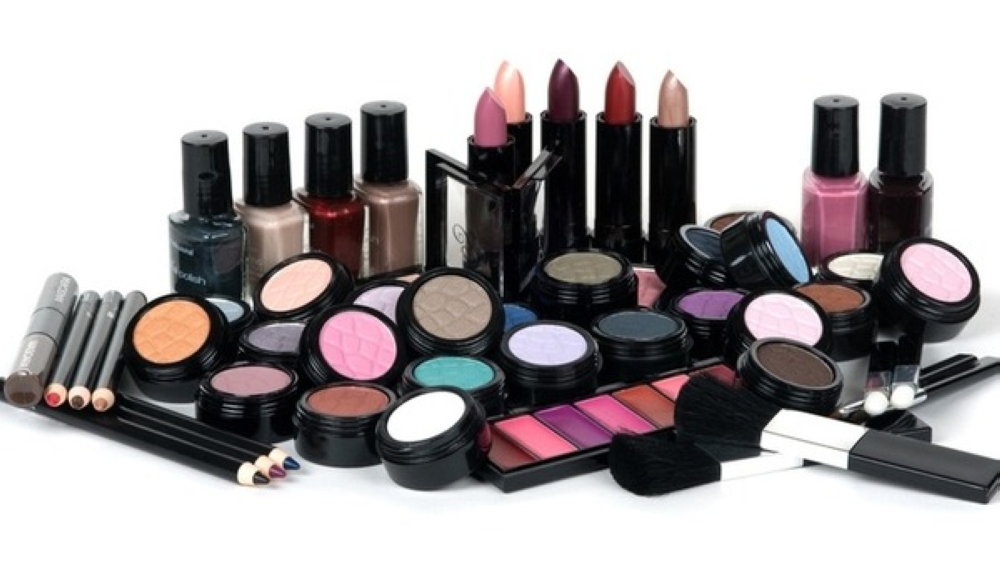 إتلاف طن اغذية فاسدة ومواد تجميلية