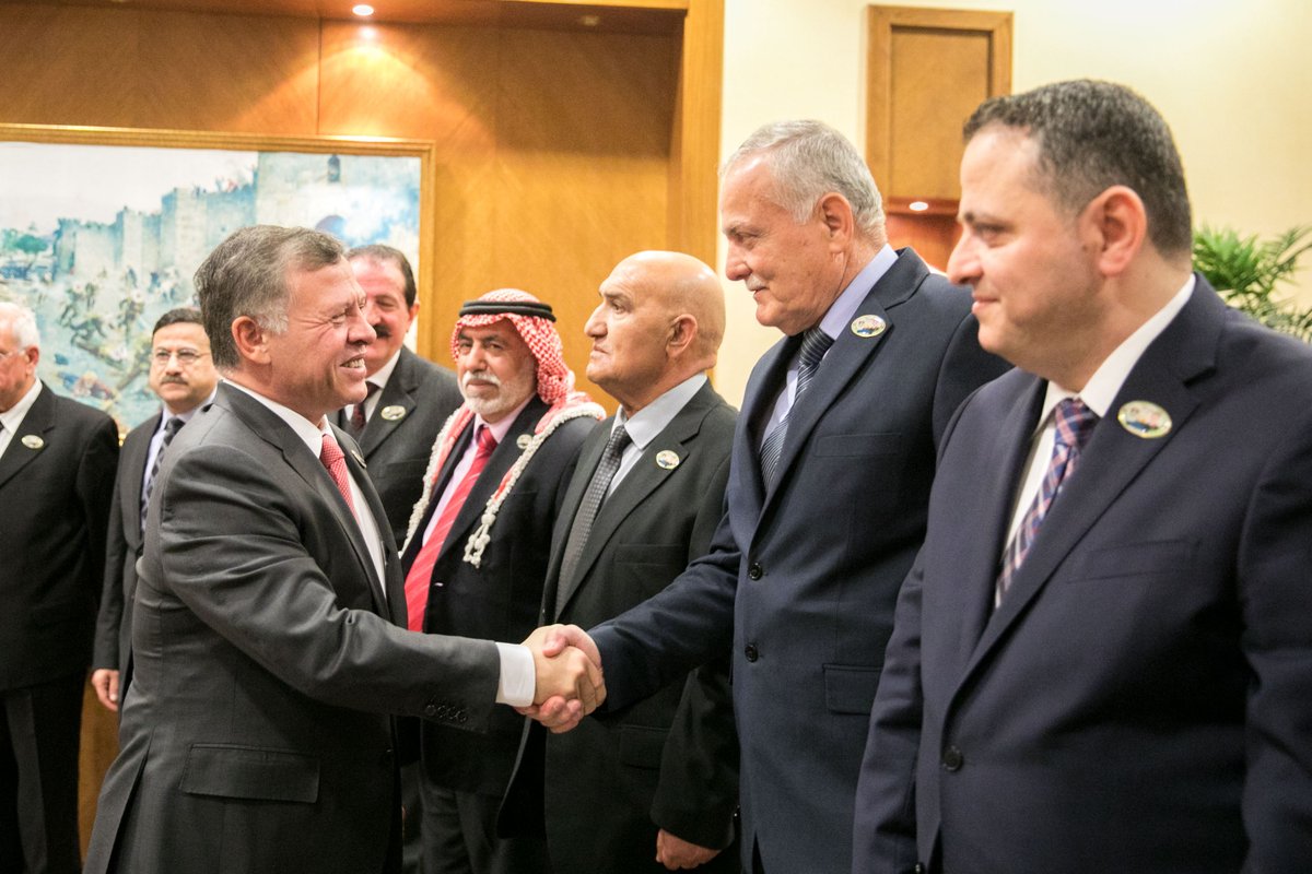 الملك يلتقي متقاعدين عسكريين ومحاربين قدامى