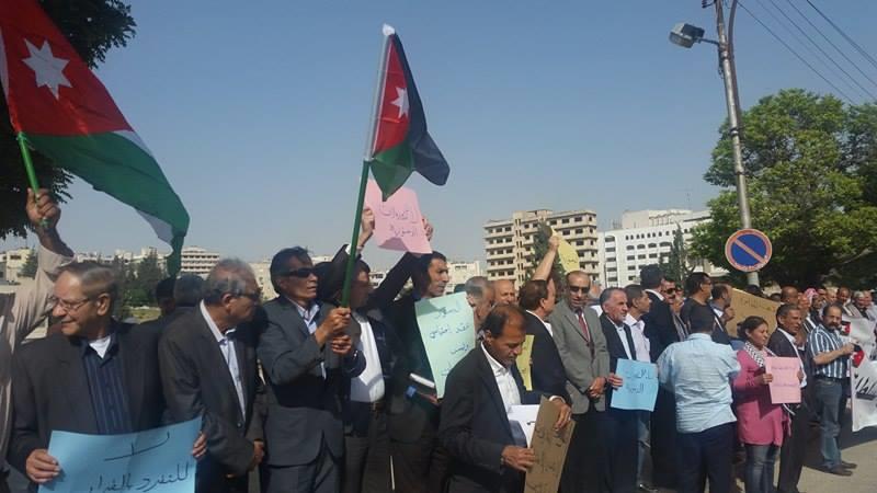 مرضى السرطان يعتصمون أمام رئاسة الوزراء