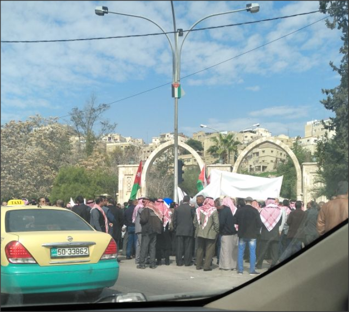 ضباط أمن متقاعدون يعتصمون أمام الديوان