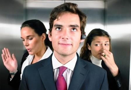 هبوط طائرة بسبب راكب (اطلق الريح)