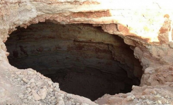 الامطار تكشف بئرا قديمة بساحة مدرسة