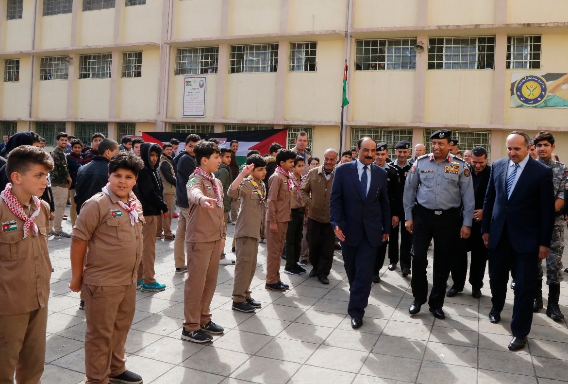 مدير الدرك يخاطب طلبة مدرسة عاكف