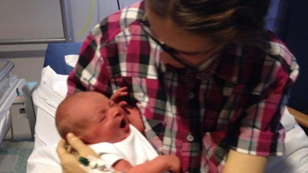 والداه عذباه بالتعليق من كاحليه.. مأساة