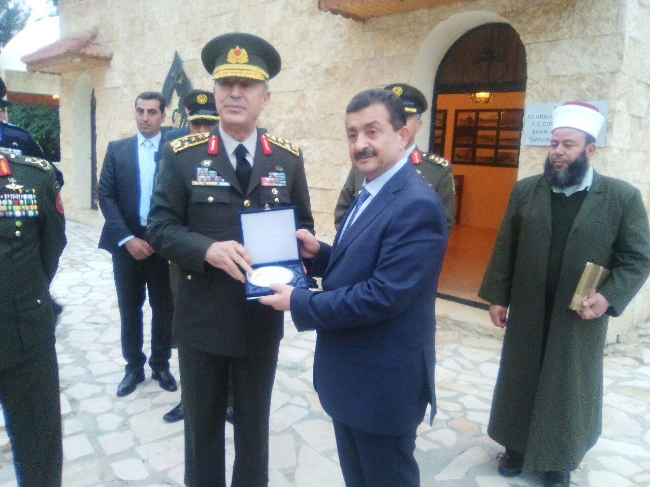 رئيس هيئة اركان القوات التركية يكرم